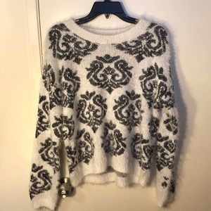 WHITE AND BLACK CREW NECK FUZZY (EYELASH) SWEATER